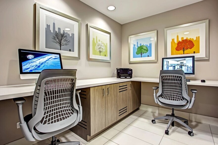 Building Photo - 2555 N Clark St