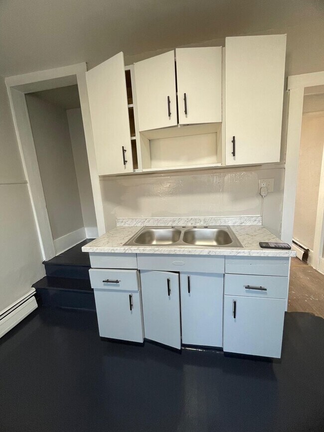Building Photo - Newly Renovated 3BR Home – Move-In Ready