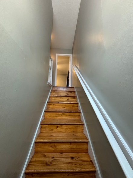 Building Photo - 300 OLYMPIA CT