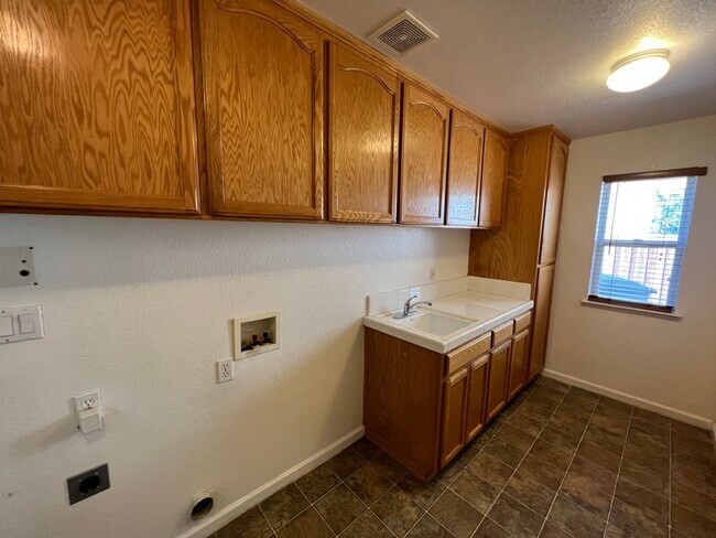 Building Photo - Large 4 bedroom located on a well maintained court!