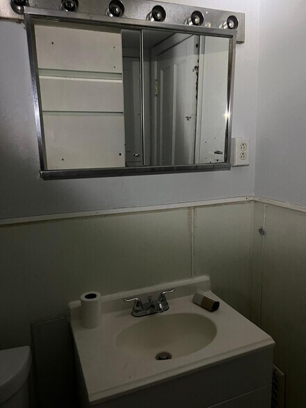 Building Photo - 35 Poultney Ave