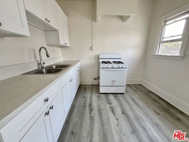 Building Photo - 946 S Burlington Ave