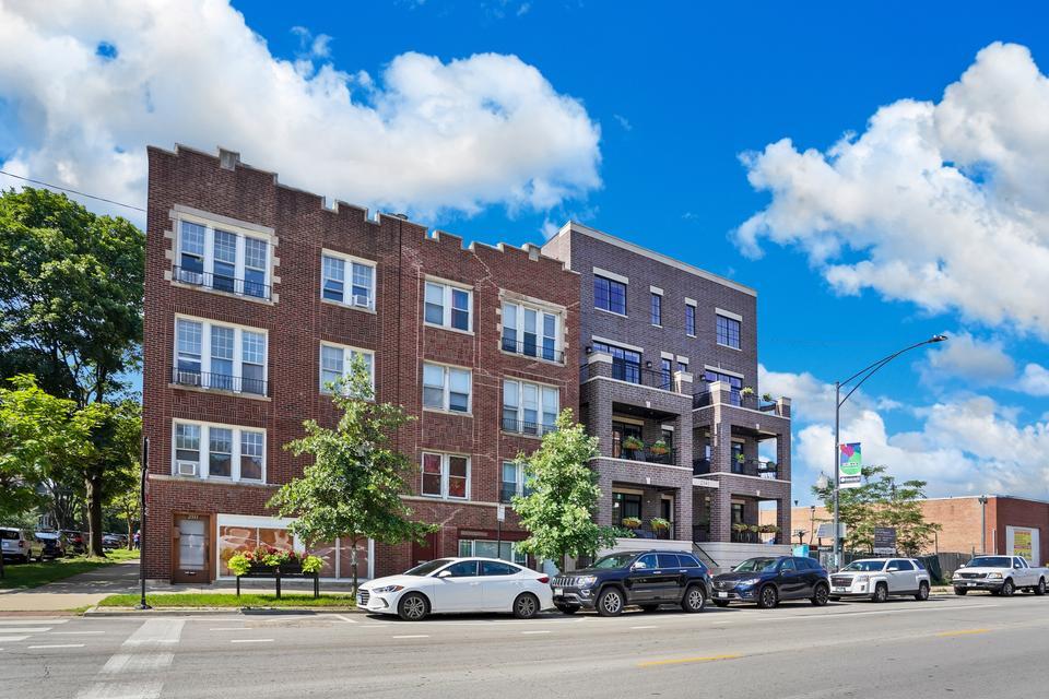 Building Photo - 2337 W Roscoe St