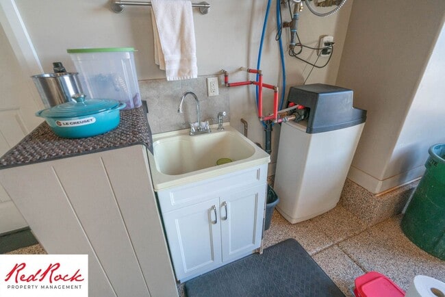 Building Photo - Stunning 3 Bedroom Fully Furnished Home. C...