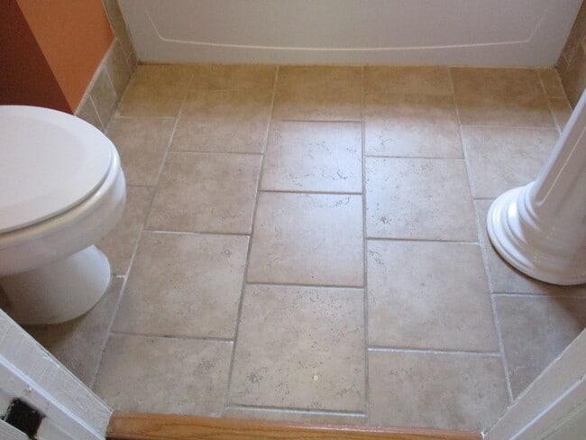 Building Photo - 3 bed 2 full bath -one level house in Jone...