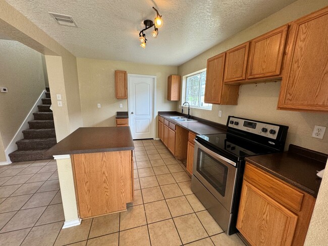 Building Photo - Move In Ready! Cozy 3 bedroom Home in Heri...