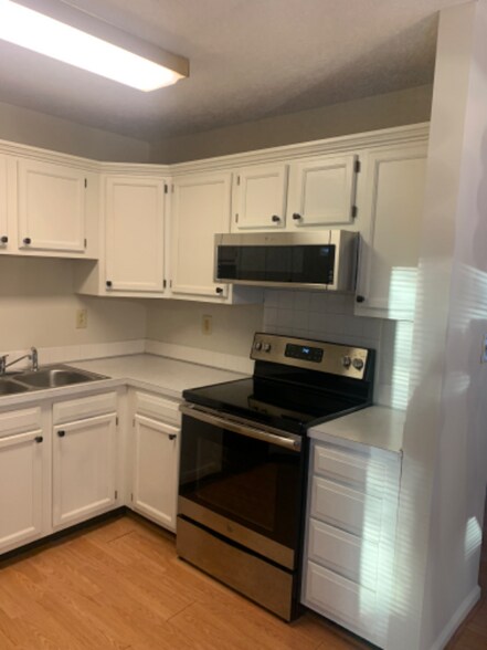 Building Photo - 3737 White Pine Dr
