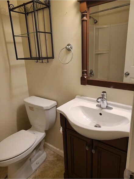 Secondary bathroom - 8219 McClelland Pl