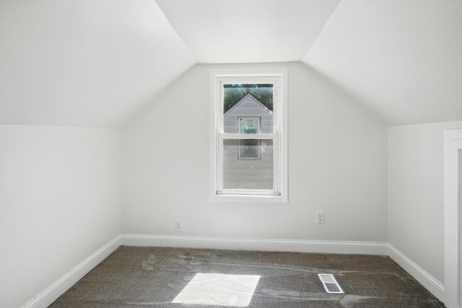 Building Photo - 429 W Bernhard Ave