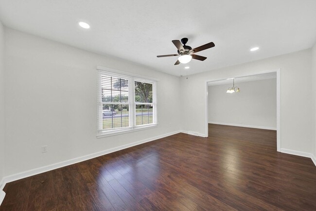 Building Photo - Beautifully Renovated Three Bed Two Bath R...