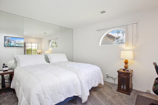 Building Photo - 709 Vista Lago Cir N