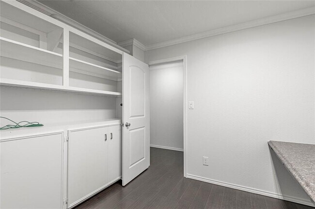 Building Photo - 2800 Lake Rd