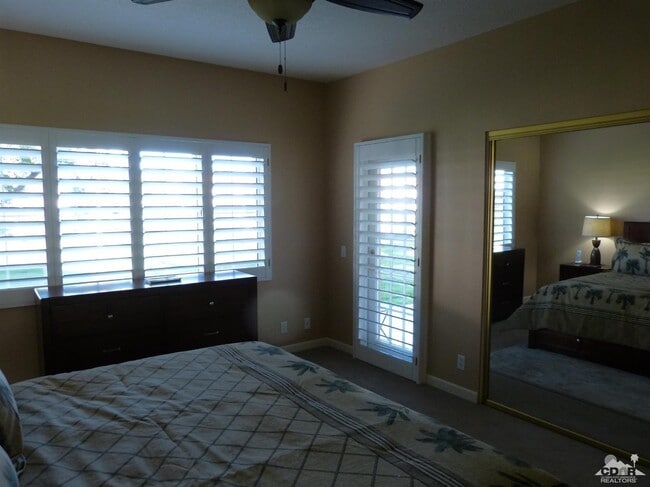 Building Photo - 221 Vista Royale Cir W