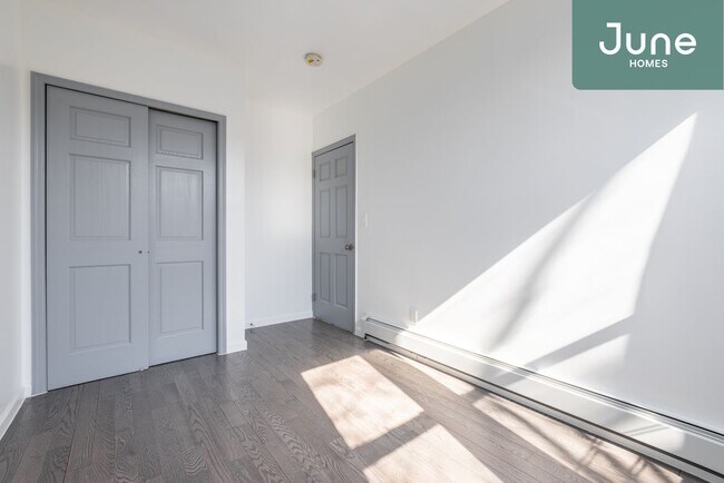 Building Photo - Queen room in 4-bed/2.0-bath Home