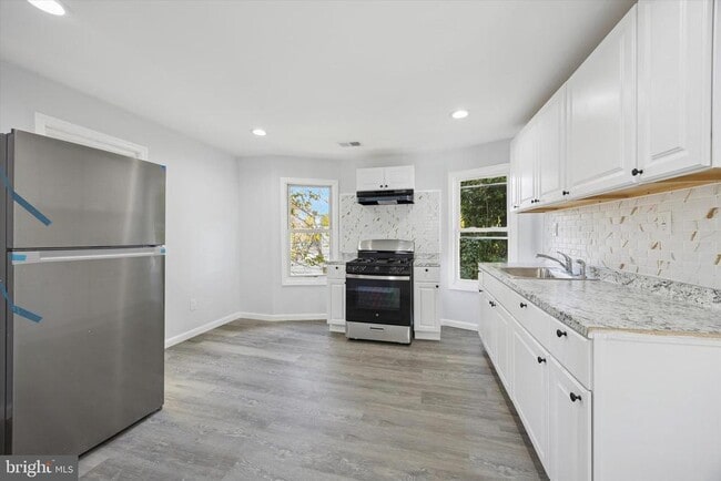 Building Photo - 566 Rutherford Ave