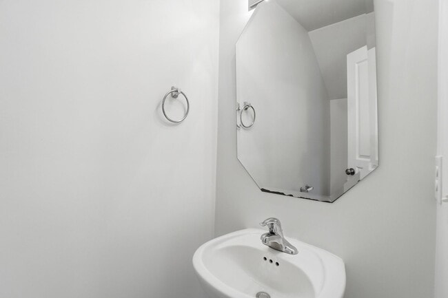 Building Photo - 4-bedroom with Water Front View