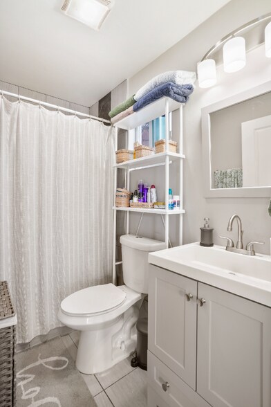 Building Photo - 933 21st St