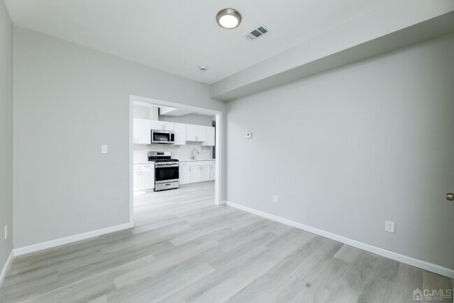 Building Photo - 8 E Green St