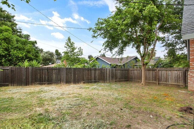 Building Photo - 4 Bedroom 2 Bathroom - Freshly Remodeled Available for Immediate Move-In