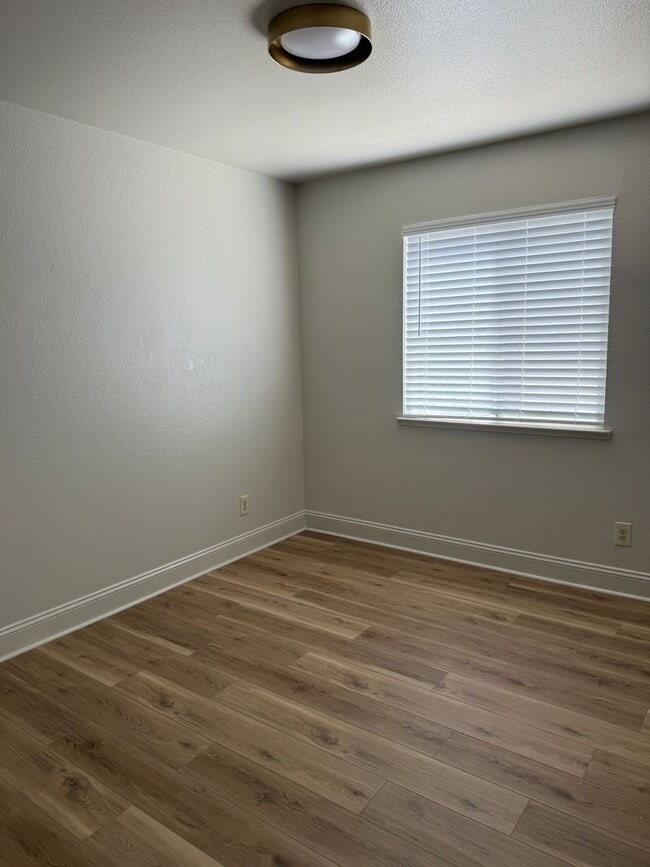 Building Photo - Prime Location 3 Bed 2 Bath Updated Home!