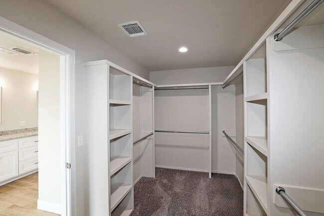 Building Photo - 7605 Woodford Ave