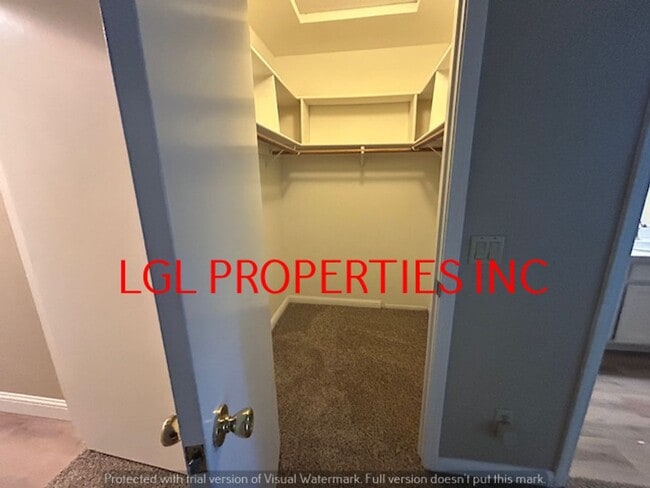 Building Photo - Very Nice Roseville 3 Bedroom 2 Bath Home