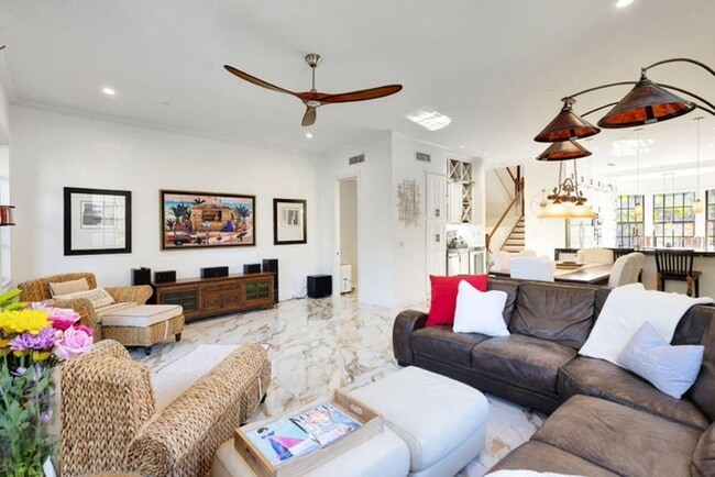 Building Photo - 301 del Sol Cir