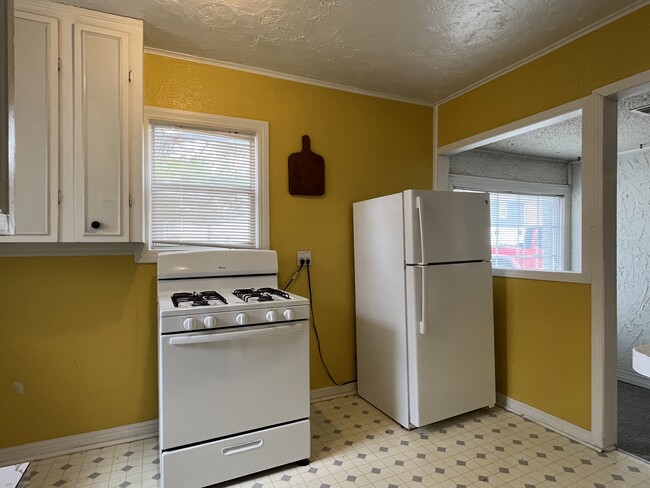 Kitchen - 2030 W Sherwood Ave