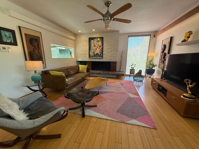 Building Photo - Mid-Century Modern 3-Bedroom Home with Pri...