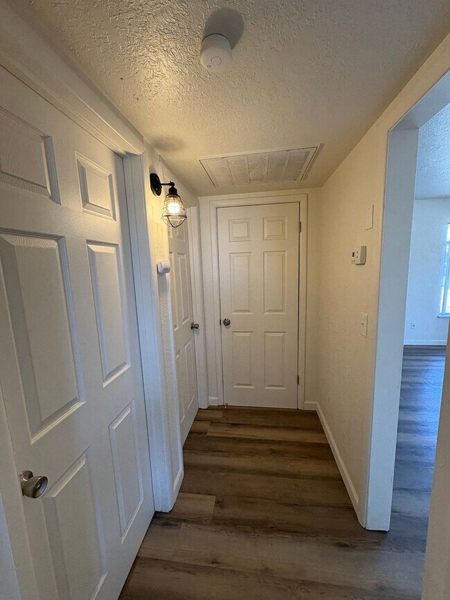 Building Photo - Updated Interior home in Dinuba near Shopp...