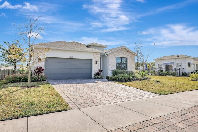 Building Photo - 6007 SE Sky Blue Cir