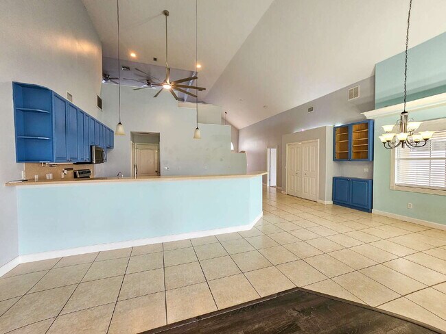 Building Photo - Waterfront Pool Home in Desirable Sunset Lakes