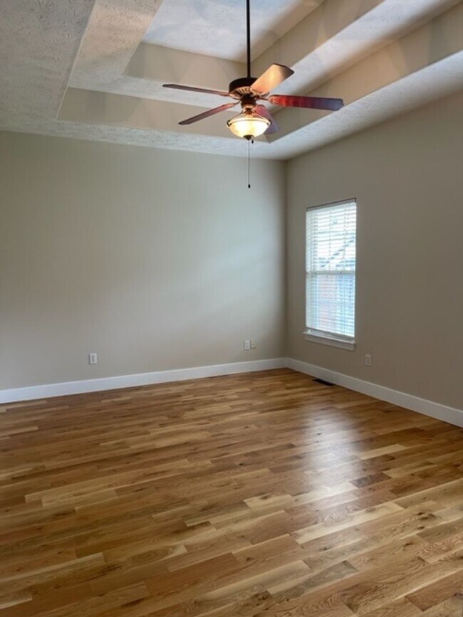 Building Photo - PRE-LEASING - 3 Bedroom in East Republic