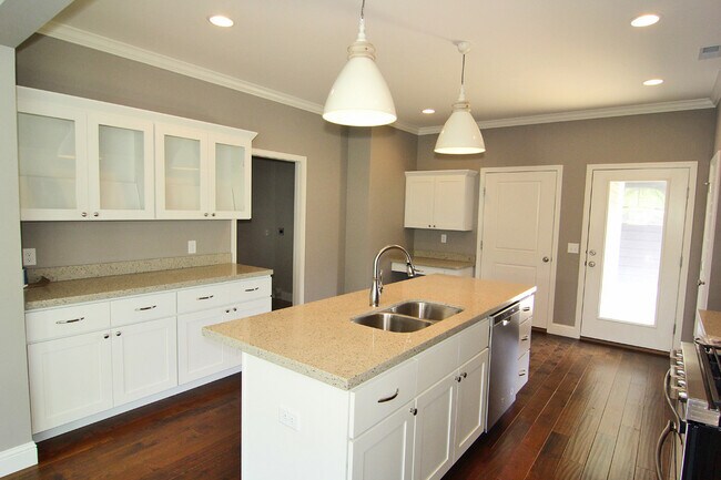 Building Photo - Beautiful Home in Walden Park