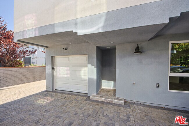 Building Photo - 10801 Kling St