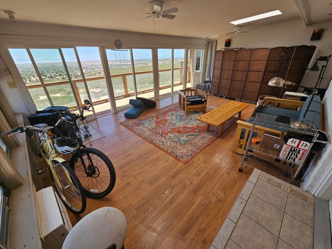 Building Photo - Unique location, breathtaking views, wonde...