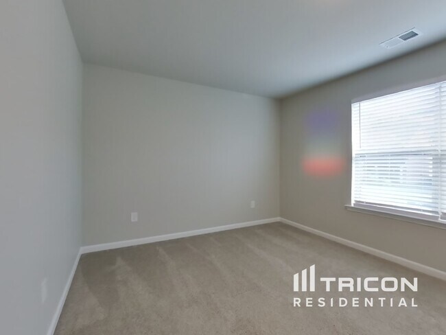 Building Photo - 52 Carriage Hls Dr SE