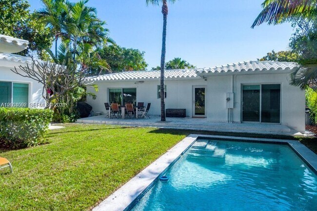 Building Photo - 1123 Bay Dr