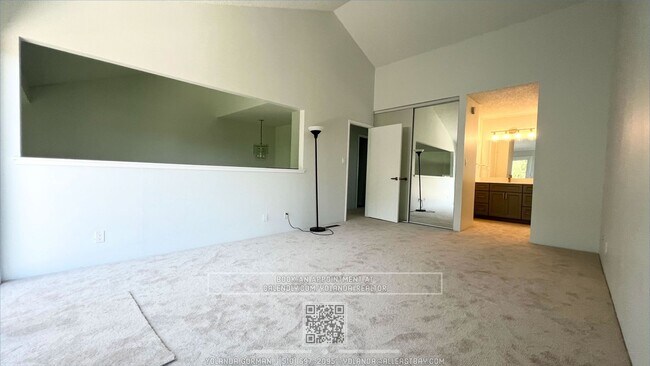 Building Photo - Beautifully 3BR Townhome with Huge Loft St...