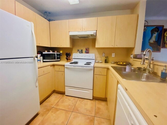 Building Photo - 6015 NW 116 Pl