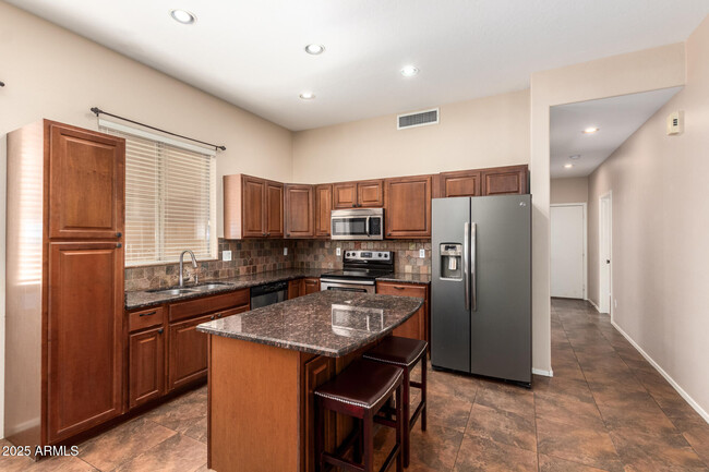 Building Photo - 6923 W Lone Cactus Dr