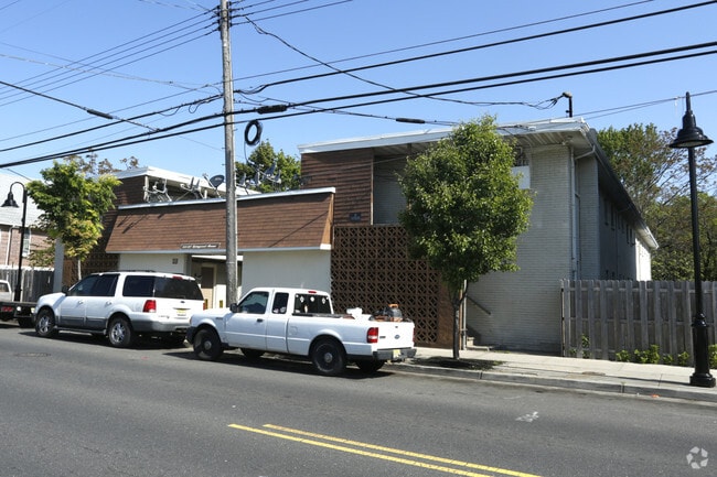 Building Photo - 1215-1217 Springwood Ave
