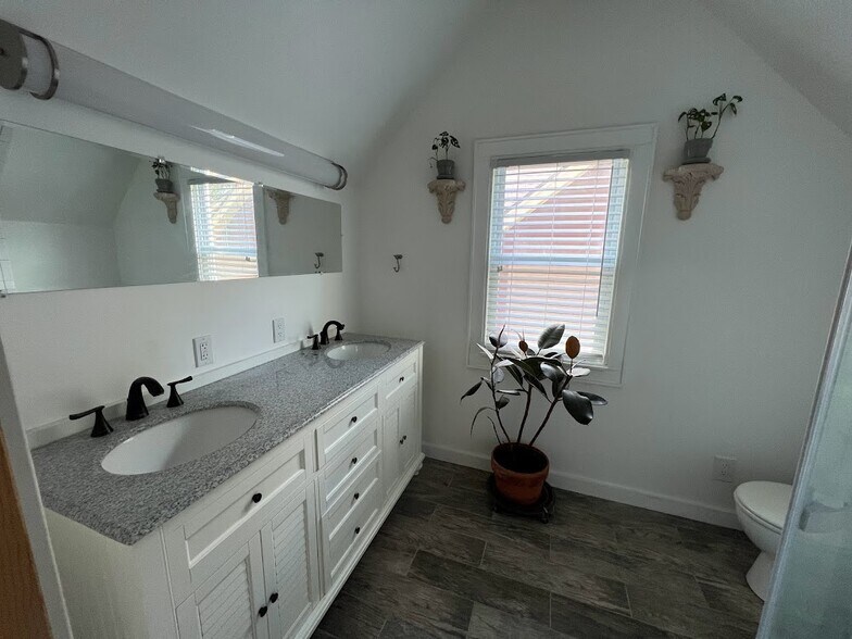 upstairs bathroom - 1334 Northway St