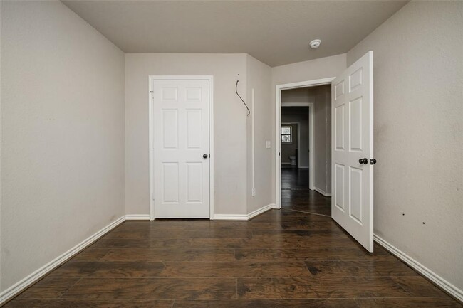 Building Photo - 10685 Royal Cavins Dr