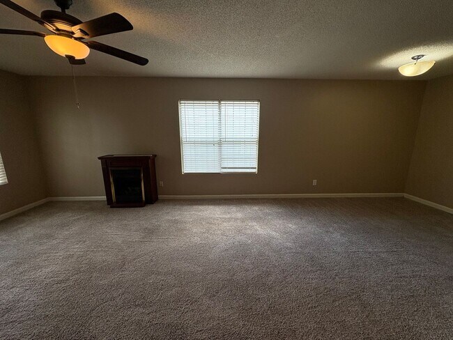 Building Photo - 2 Bed 2 Bath Home Near Cherry Park