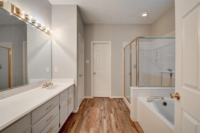 Building Photo - 539 W North Hill Dr