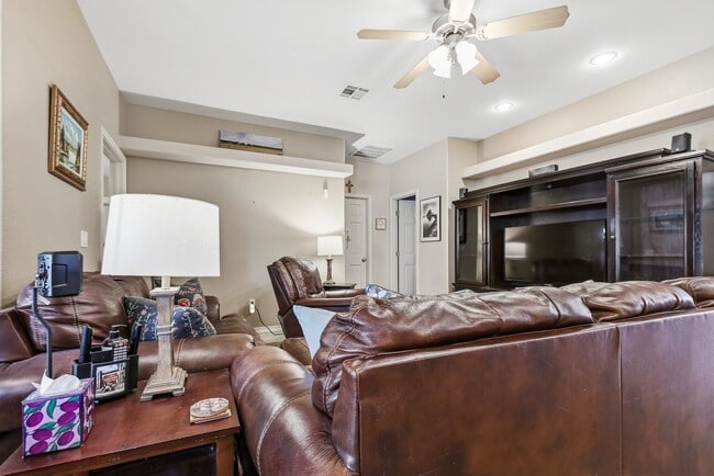 Building Photo - Prestine 4 bedroom home near the Golf Course