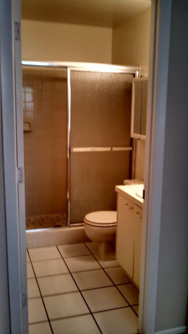 Building Photo - Charming 2 Bedroom 2 Bath Condo (Mirror Lake Condominiums)