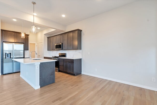 Building Photo - 549 Canary Ln