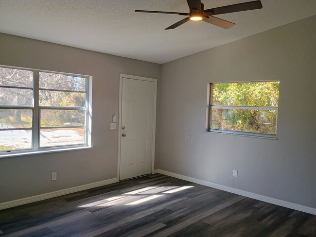 Building Photo - Adorable 2 bedroom 2 bathroom Duplex! Comp...